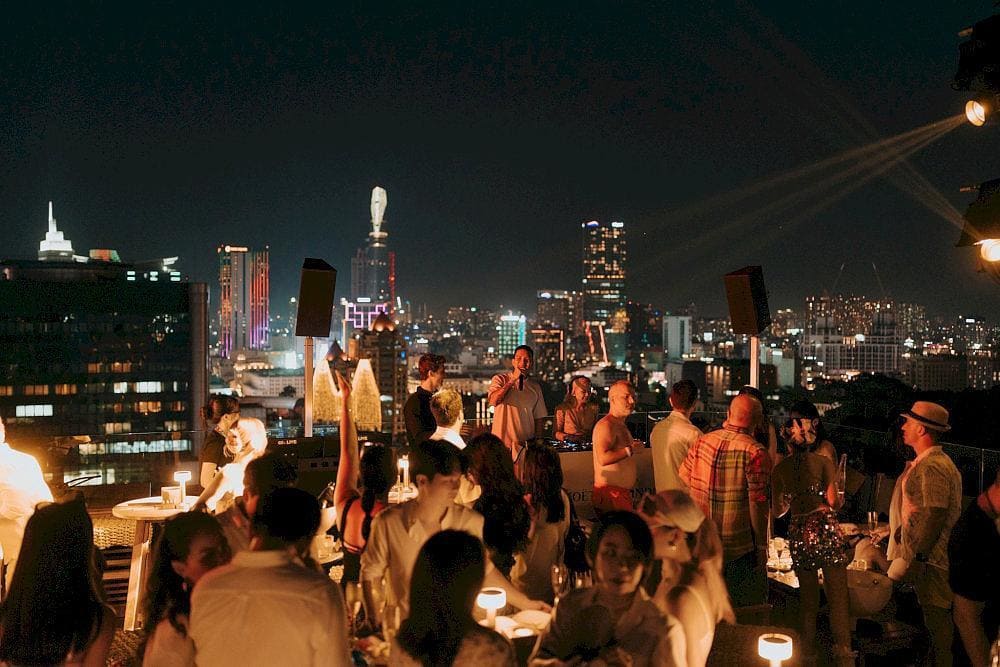 Everyone was immersed in the most vibrant music and enjoyed the most bustling moment (Source: Social Club Rooftop Bar)
